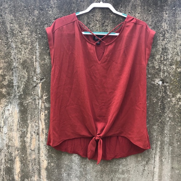 By & By Solid Bubble Crepe Top - Picture 4 of 8